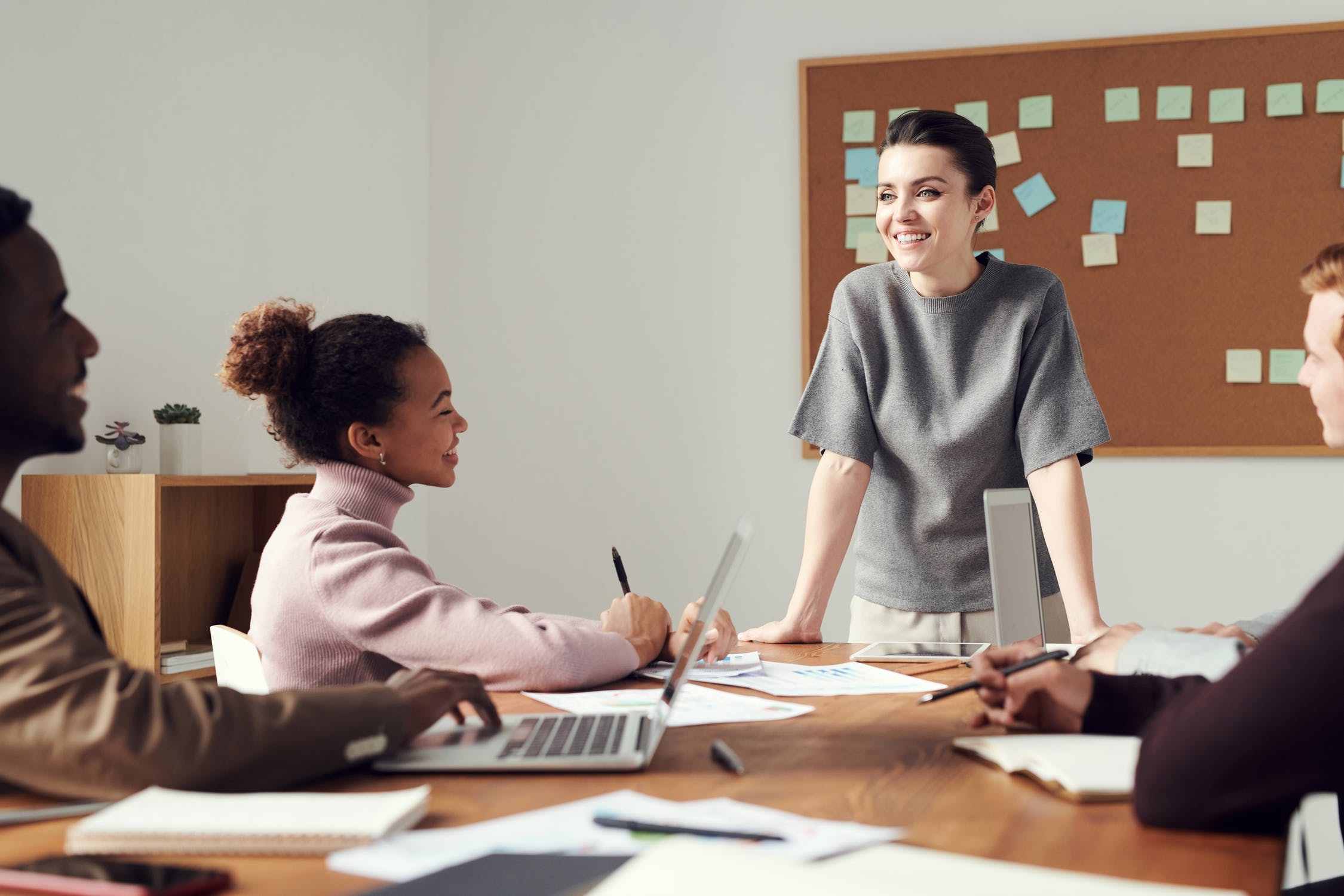 2 women working together