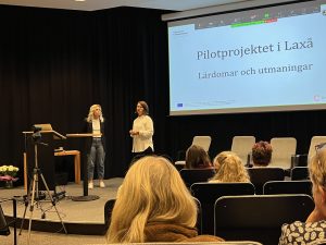 Julia Olsson from Sydnärke's public health team, project coordinator of the pilot in Laxå, presents on stage